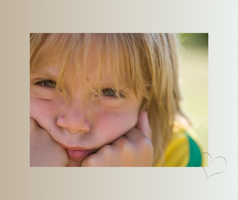 Kind mit nachdenklichem Blick.