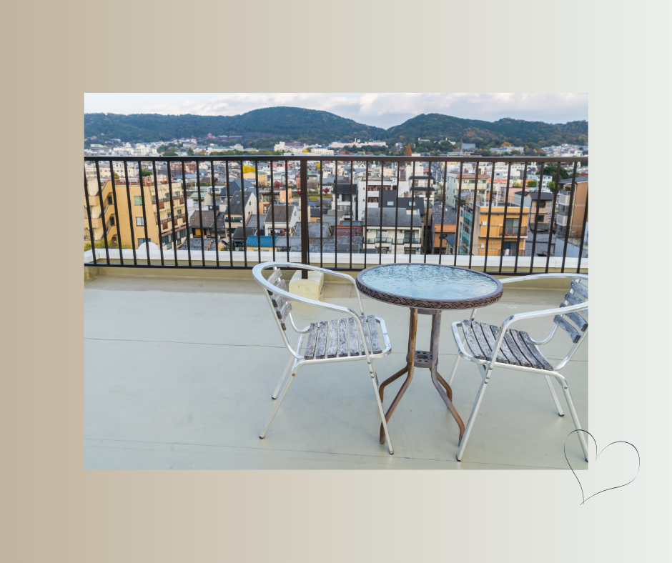 Zwei Stühle auf einer Terrasse mit Blick über eine Stadt und Hügel – Raum für Rückschau und Weitblick
