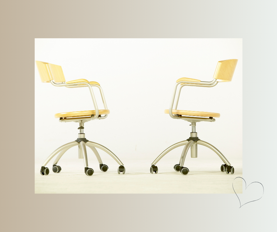 Zwei gegenüberstehende leere Holzstühle – Einladung zum ehrlichen inneren Gespräch