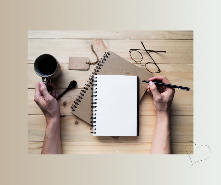 Leeres Journal mit Stift und Kaffee – Einladung zur Selbstreflexion