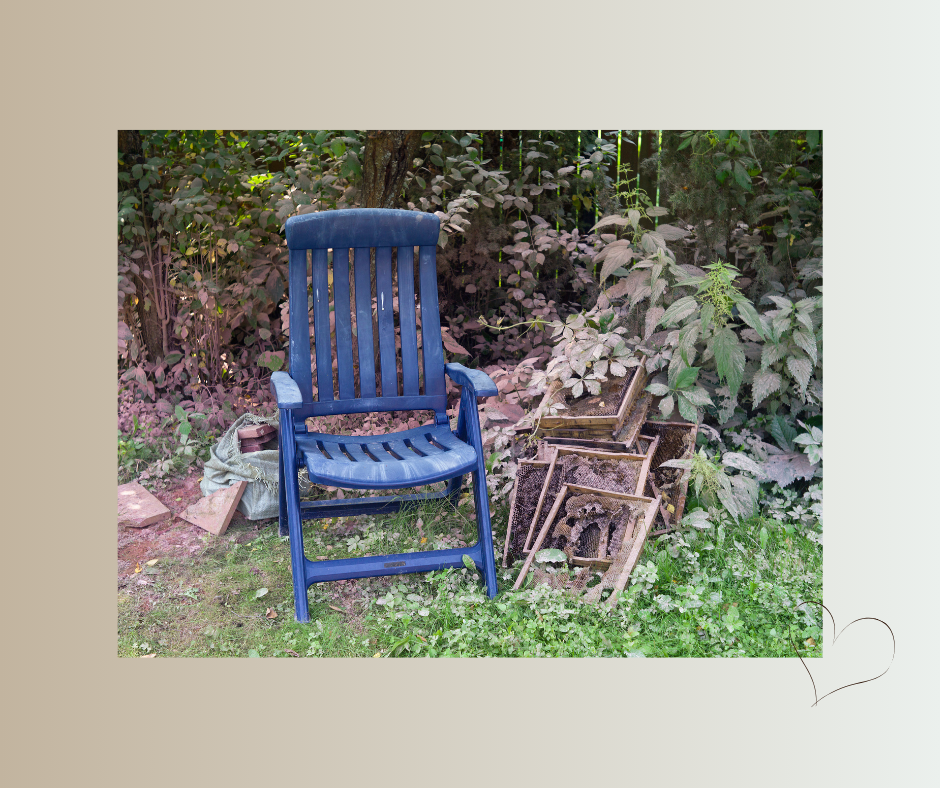 Verlassener Gartenstuhl neben alten Bilderrahmen