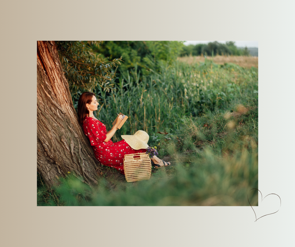 Frau schreibt unter einem Baum – Moment der Rückverbindung mit sich selbst im Alltag.