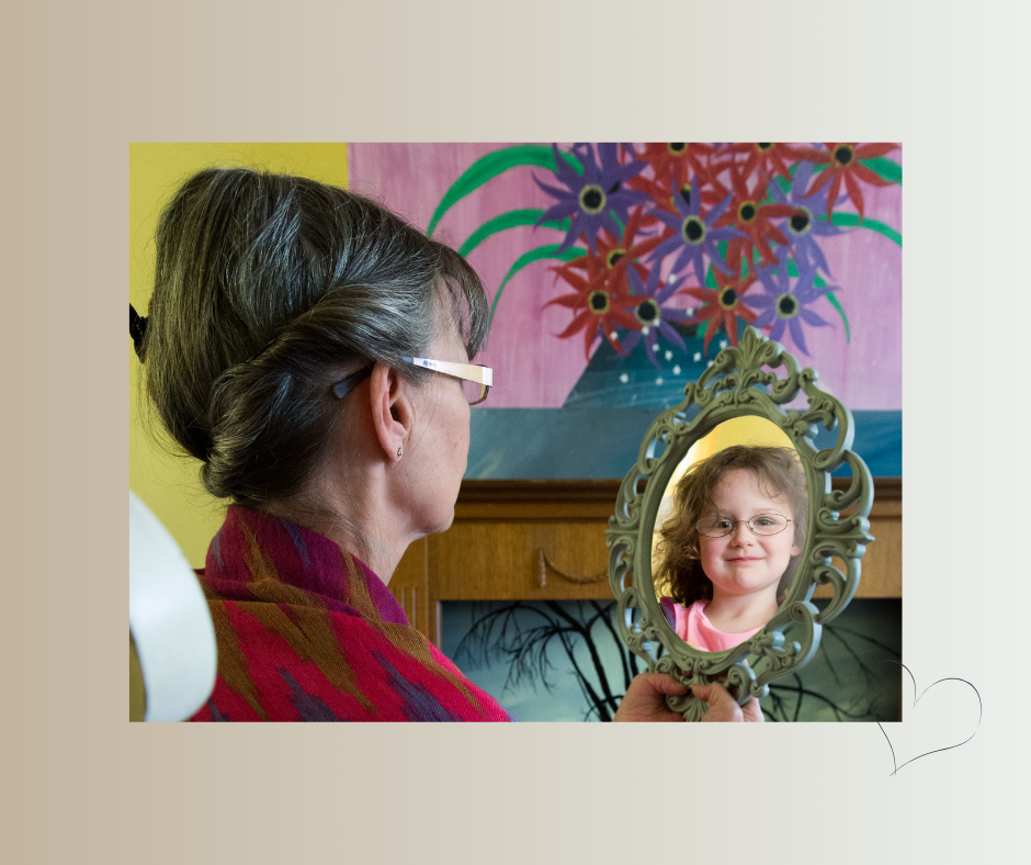 Frau sieht im Spiegelbild ein Kind – Symbol für innere Stimme und Urvertrauen