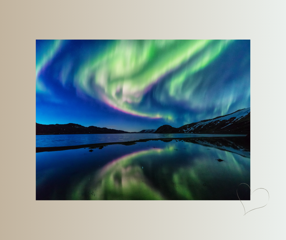 Nordlicht über ruhigem Wasser – inneres Nordlicht als Werte-Kompass