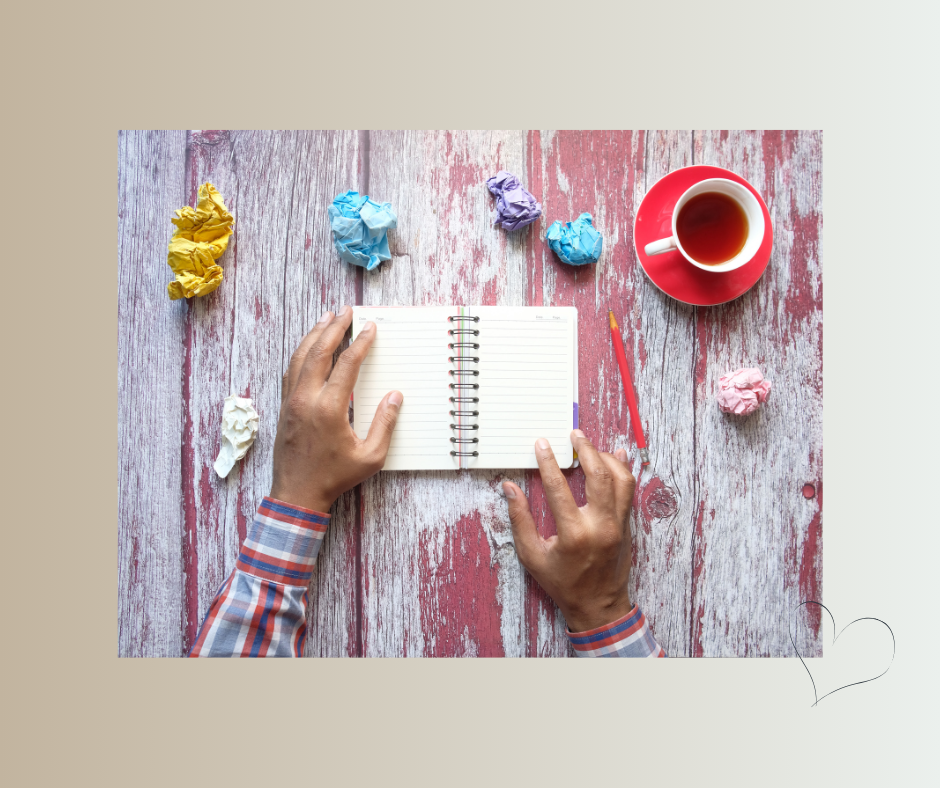 Mensch schreibt in ein Journal – Selbstmitgefühl üben