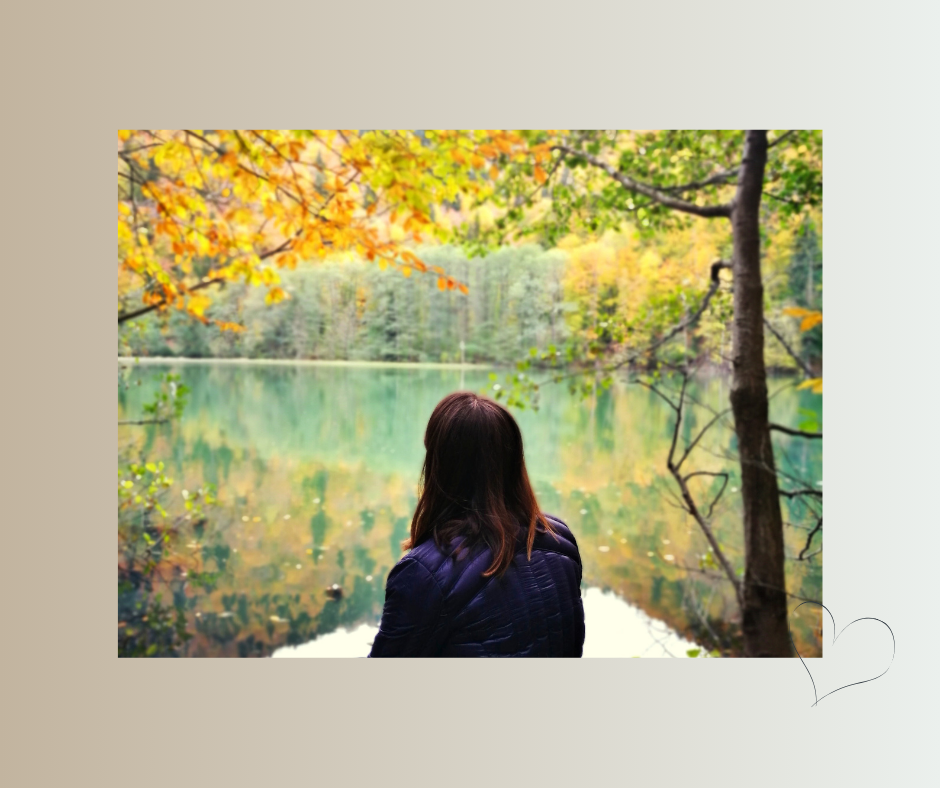 Frau am See im Herbstlicht – Ruhe und Selbstreflexion