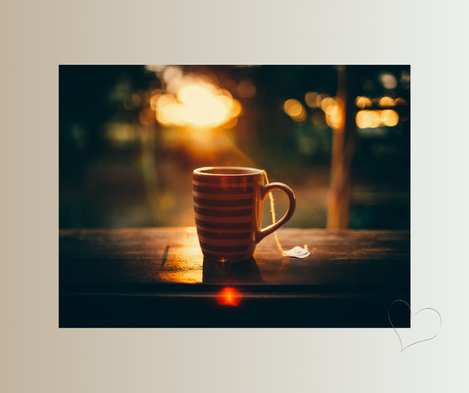 Teetasse im Abendlicht – Selbstfürsorge im Alltag bei stiller Trauer